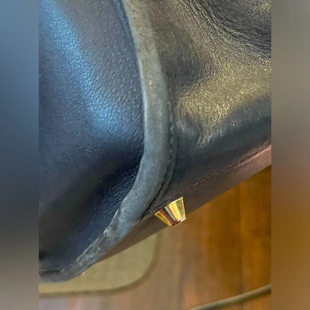 Coach vintage legacy zip bag in black leather with gold tone hardware in EUC - Picture 9 of 13